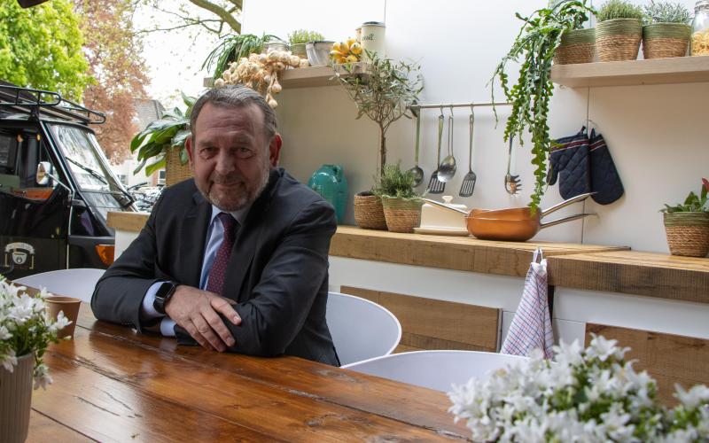 Nationale ombudsman, Reinier van Zutphen, aan tafel tijdens een provincietour Nationale ombudsman, Reinier van Zutphen, aan tafel tijdens een provincietour